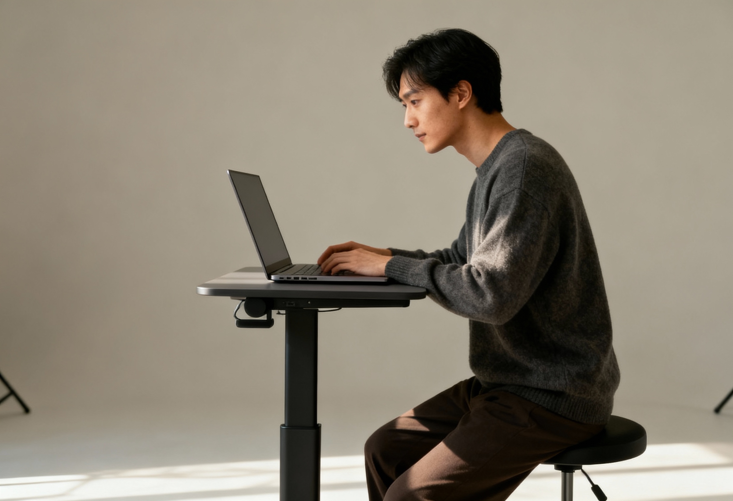 Стоячий стол или сидячий: что лучше для здоровья и продуктивности?